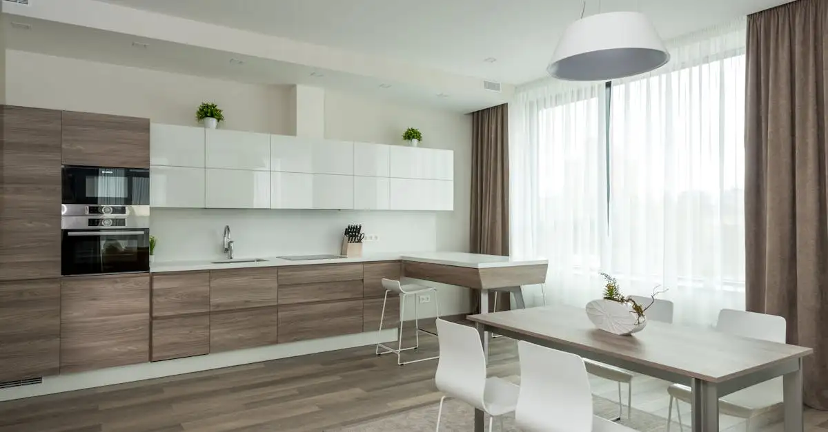 Klein appartement kleine woonkamer met open keuken inrichten