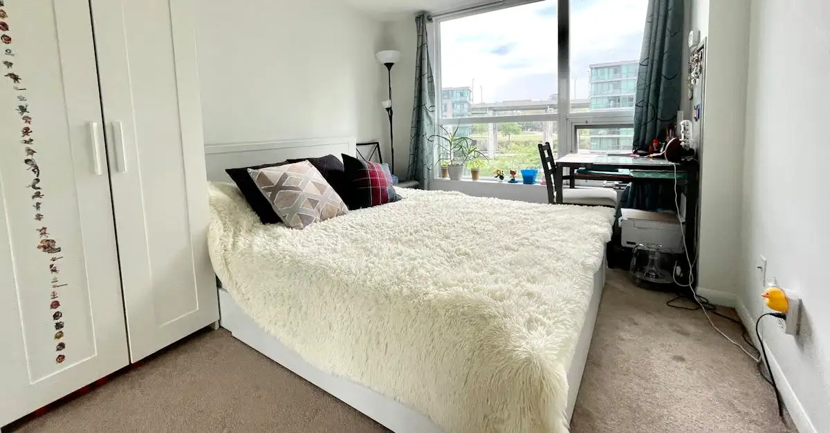 Kleine slaapkamer creatief inrichten met veel kastruimte